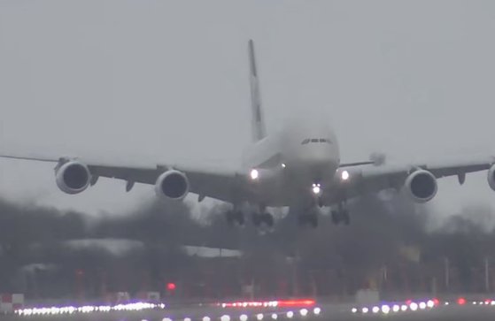Aterizare spectaculoasă a celui mai mare avion de pasageri din lume, lovit de rafale de vânt puternice, pe aeroportul Heathrow | VIDEO