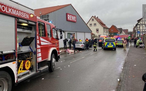 FOTO | Un bărbat a intrat cu maşina în mai multe persoane în oraşul german Volkmarsen. Cel puţin 10 persoane, printre care şi copii, au fost rănite