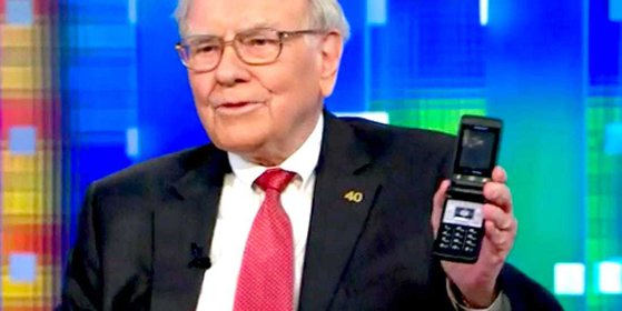 Warren Buffett, multă vreme cel mai bogat om din lume, şi-a schimbat telefonul cu clapetă, vechi de 10 ani. Modelul pentru care a optat miliardarul