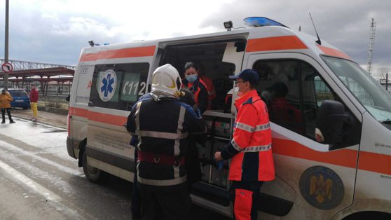 Bloc din Vaslui, cuprins de flăcări puternice: 22 de persoane au fost evacuate, iar 3 au ajuns la spital. VIDEO