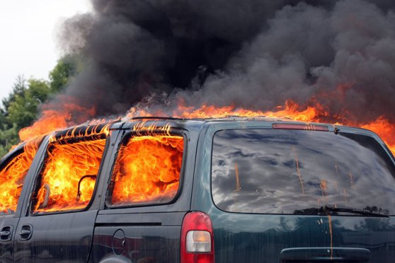 Numeroase vehicule, incendiate în parcarea unei gări din Paris / Zeci de persoane au fost reţinute