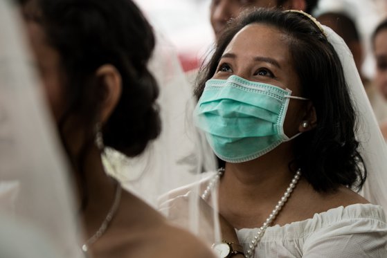 Măşti sanitare şi verighete: Sute de nunţi, oficiate simultan în Filipine în toiul epidemiei de coronavirus. VIDEO