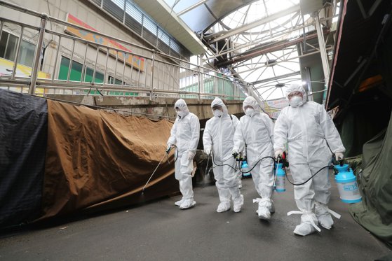 China anunţă alte 52 de decese provocate de coronavirus. Numărul cazurilor noi de îmbolnăvire e în scădere