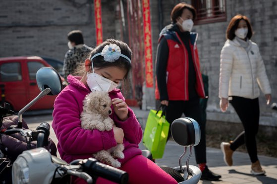 Dovezi alarmante. O chinezoaică din Wuhan şi-a îmbolnăvit cinci rude, deşi nu avea simptome de coronavirus