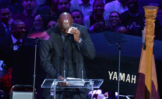 Michael Jordan şi Shaquille O'Neal, copleşiţi de emoţie la ceremonia dedicată lui Kobe Bryant