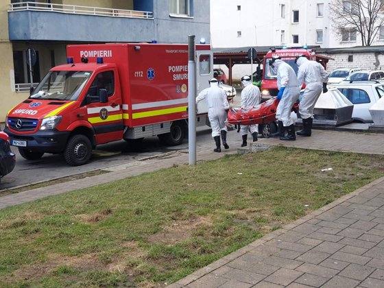 Bărbat izolat la domiciliu, dus la spitalul din Târgu Mureş, cu febră şi tuse. A fost transportat de un echipaj SMURD | FOTO