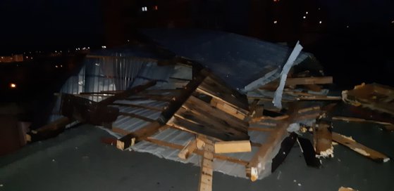 Trei persoane, între care doi copii au fost rănite de un acoperiş smuls de vânt, în Hunedoara