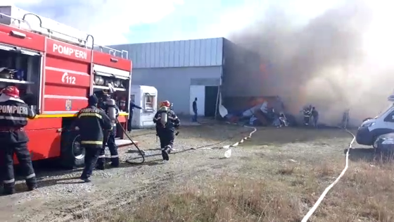 VIDEO. Incendiu la un service auto din Râmnicu Vâlcea. Au intervenit mai multe echipaje de pompieri