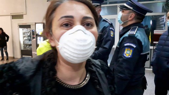 VIDEO. Pasagerii din Italia, aşteptaţi cu „mascaţii” pe Aeroportul Craiova. Toate persoanele aflate la bordul avionului au trecut prin filtre de control