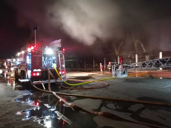 FOTO: Incendiu la magazin de bricolaj din Sibiu. Peste 6.000 de metri pătraţi afectaţi
