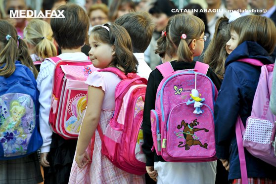 Comisia Europeană ajută România să asigure accesul la educaţie al copiilor care au părinţii în străinătate