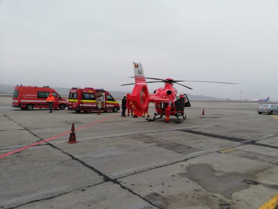O maşină cu 4 adulţi şi 2 copii s-a răsturnat în Prahova. A intervenit elicopterul SMURD