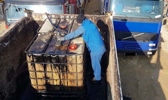Mai mulţi bărbaţi din Constanţa sunt acuzaţi că au furat 35.000 de litri de petrol. Lichidul cu care l-au înlocuit | FOTO, VIDEO