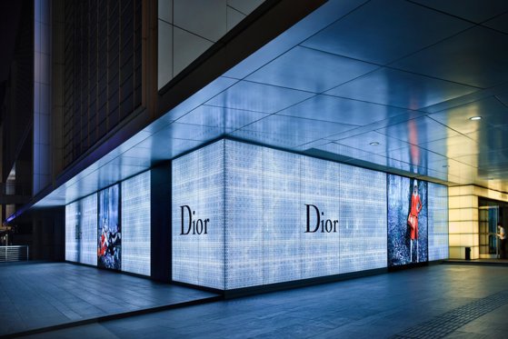 Compania care deţine mărcile de lux Christian Dior şi Givenchy va produce gel dezinfectant gratuit pentru Franţa