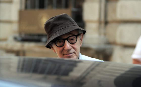 Memoriile controversatului regizor Woody Allen nu vor mai fi publicate de Hachette, după ce angajaţii editurii s-au revoltat