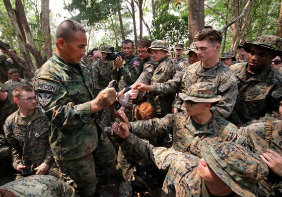 GALERIE FOTO | Exerciţii extreme de supravieţuire: Imagini înfiorătoare cu soldaţi americani care beau sânge de cobră