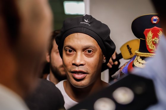 Ronaldinho a fost arestat în Paraguay, după ce fusese iniţial eliberat. Campionul mondial a pătruns în ţară cu paşaport fals