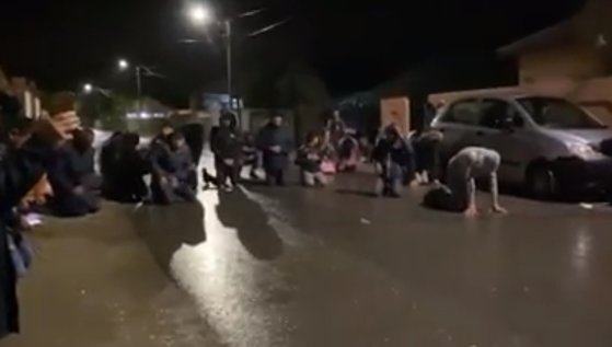 VIDEO | Imaginile zilei în România: s-au aşezat în genunchi, pe stradă, şi s-au rugat să scape de coronavirus. Totul a fost transmis pe Facebook, iar poliţia a intervenit imediat