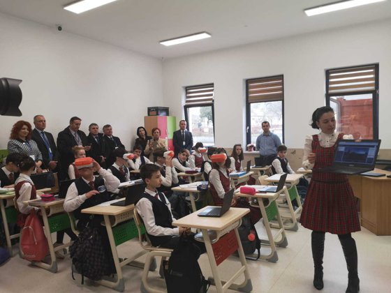 Elevii au laptopuri, table inteligente şi laborator VR în prima şcoală smart dintr-un sat românesc | FOTO