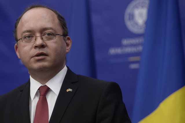 Ministrul de Externe le spune românilor care pleacă în străinătate să fie atenţi atunci când îşi încheie contractele de muncă