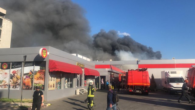 VIDEO | Incendiu violent la două hale din Bucureşti. Pompierii intervin cu 16 autospeciale