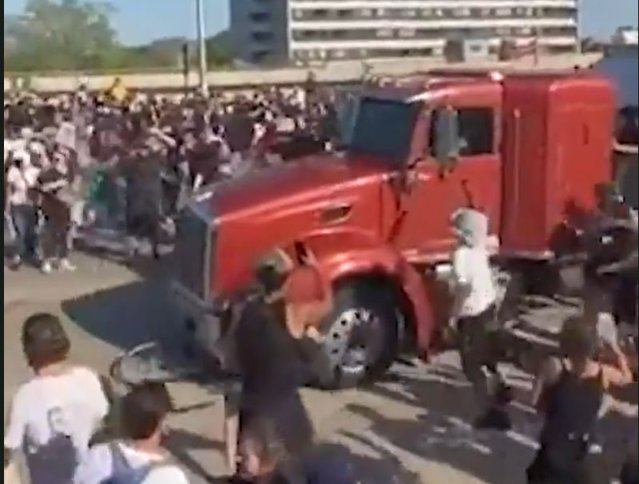 VIDEO Un camion URIAŞ a intrat în protestatarii din SUA