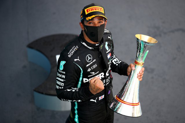 Lewis Hamilton câştigă în Spania al patrulea an la rând