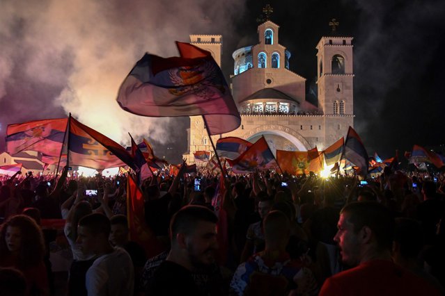 Mii de muntenegreni au sărbătorit în stradă rezultatul obţinut de partidele de opoziţie la alegeri