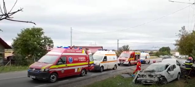 Un accident între un camion şi două maşini, în Suceava, s-a soldat cu doi răniţi VIDEO