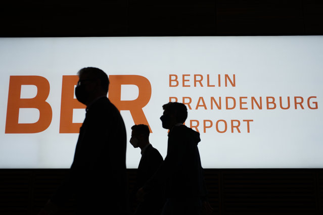 Berlin a inaugurat noul aeroport Brandenburg după o aşteptare de nouă ani. Activiştii pentru mediu au găsit o metodă inedită de a protesta