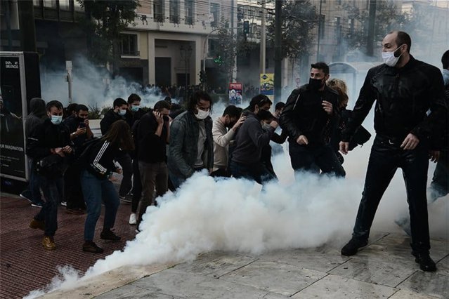 Confruntări între protestatari şi forţele de ordine în centrul oraşului Atena