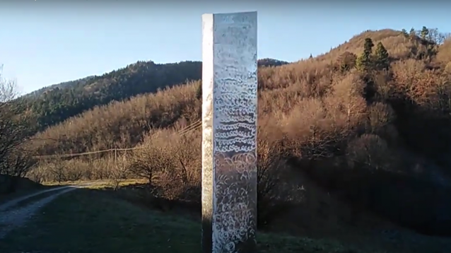 VIDEO Misterul monolitului metalic ajunge în România. Un obiect asemănător celui dispărut recent din Utah a fost descoperit în Piatra Neamţ