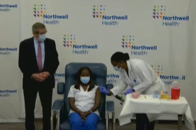 VIDEO Vaccinul anti Covid-19 ajunge la New York. O asistentă de la ATI devine prima persoană vaccinată din SUA