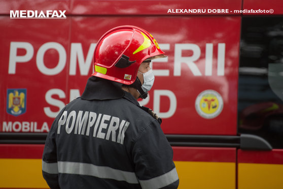 Pompierii au fost păziţi de jandarmi în timp ce stingeau un incendiu în Cluj-Napoca