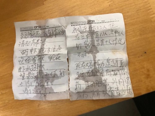 Salvatorii din mina de aur care s-a prăbuşit în urmă cu o săptămână în China au primit un mesaj scris de mână de la minerii prinşi sub dărmături