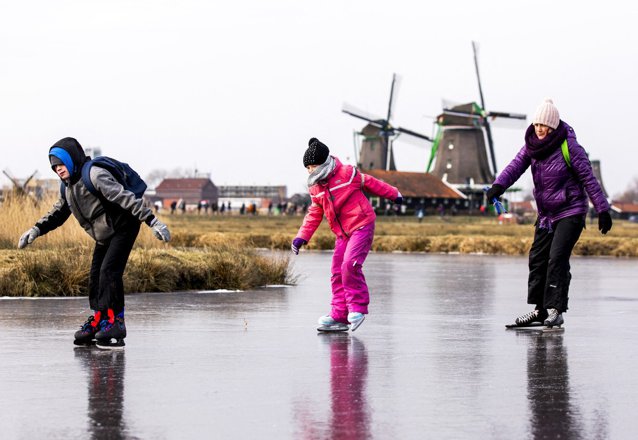 Iarna aceasta, bucuria vine pe patine: olandezii speră să iasă la plimbare pe canalele îngheţate