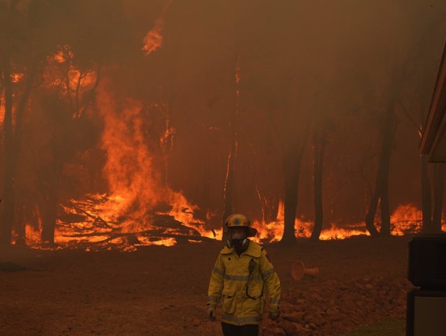 Mii de oameni din Australia sunt evacuaţi din case din cauza incendiilor de vegetaţie