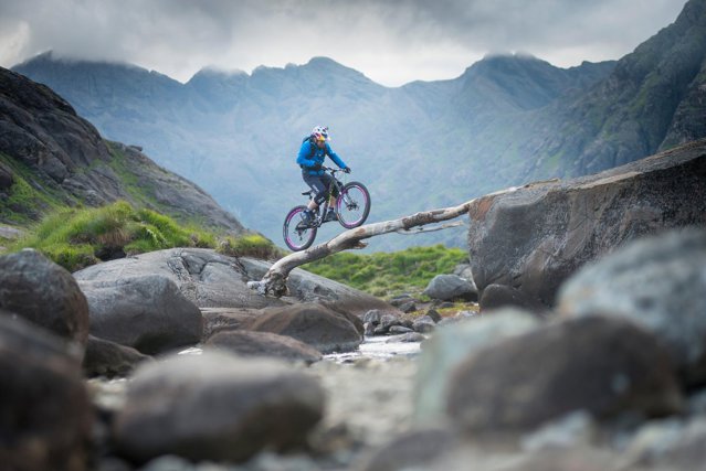 Un biciclist se aventurează în munţii Dubh Slabs, din Scoţia. Imaginile sunt spectaculoase