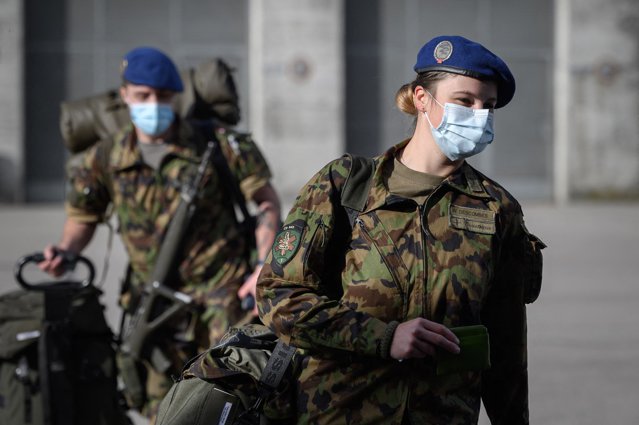 Femeile din armata elveţiană au dobândit dreptul de a purta lenjerie de damă