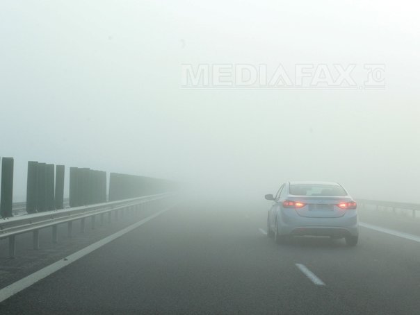 Infotrafic: Ceaţă densă şi vizibilitate redusă pe drumuri din mai multe judeţe ale ţării