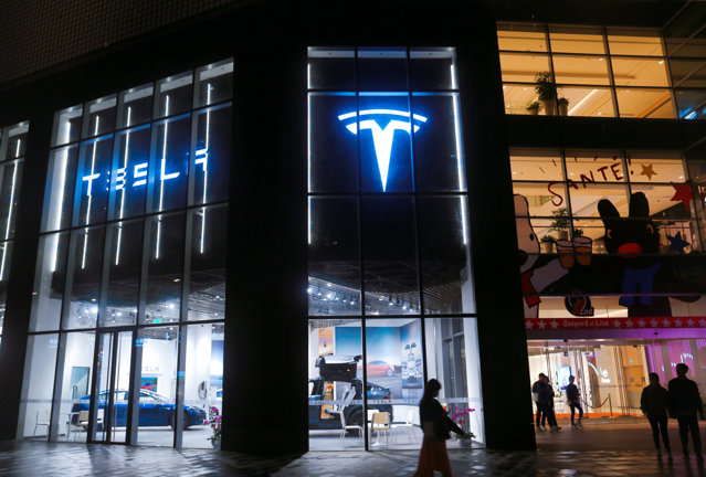 O puternică firmă de investiţii se aşteaptă ca acţiunile Tesla să atingă 3000 de dolari până în 2025