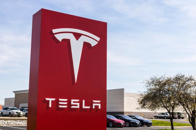 Tesla introduce opţiunea de Self-Driving pe maşinile sale, dar legislaţia nu permite folosirea ei