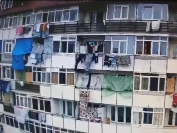 VIDEO Primăria Piteşti a hotărât evacuarea unei familii dintr-un bloc din zona Războieni. Ei se aflau la a treia abatere