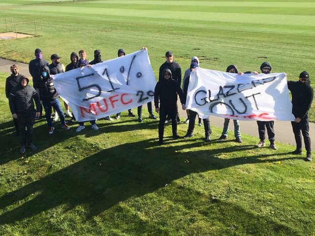 Fanii lui Manchester United protestează la baza de antrenamente a clubului împotriva proprietarilor