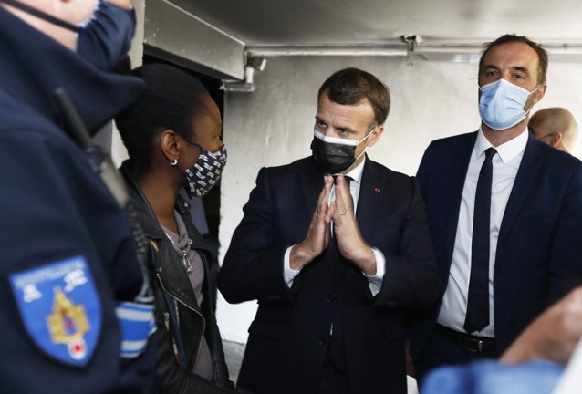 Francezii îi cer demisia lui Emmanuel Macron