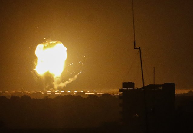 Israelul a atacat poziţii militare din Siria, după ce o rachetă siriană a explodat în aproprierea unui complex nuclear din Israel