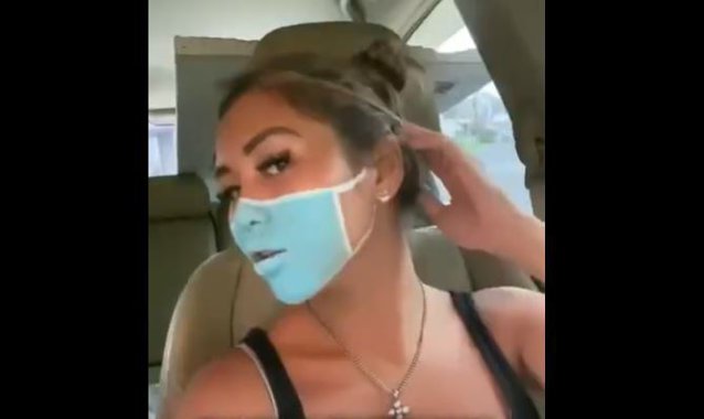 Mască de protecţie „simbolică”, pentru o farsă pe YouTube. Cei doi vloggeri riscă să fie deportaţi