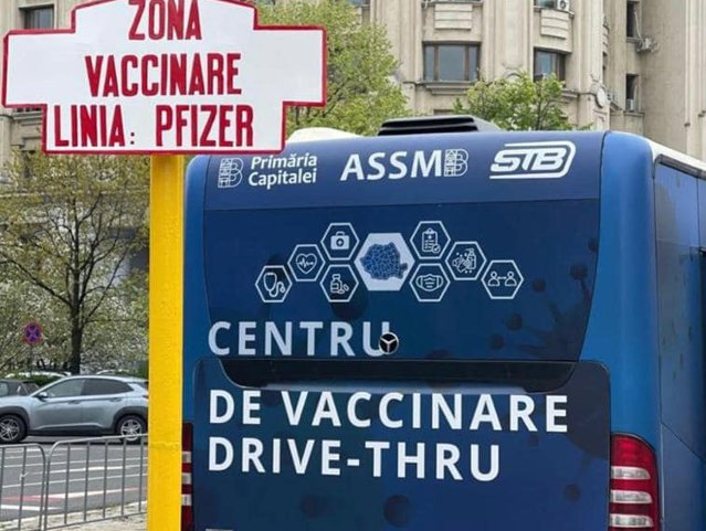 Primul centru de vaccinare drive-through din Capitală s-a deschis. Zeci de maşini la coadă