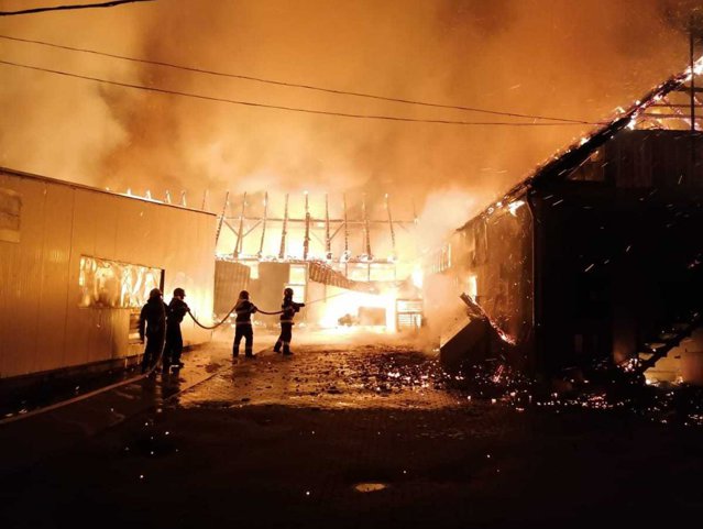 Fabrica de mobilă din Reghin, mistuită de flăcări. Focul a ars în totalitate trei corpuri de clădire. Bilanţul incendiului