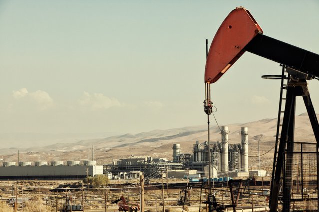 Petrolul se apropie de 70 de dolari pe fondul datelor din SUA şi al perspectivelor cererii
